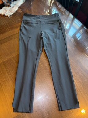 Athleta front zip pockets back seams side raw cut hem size M